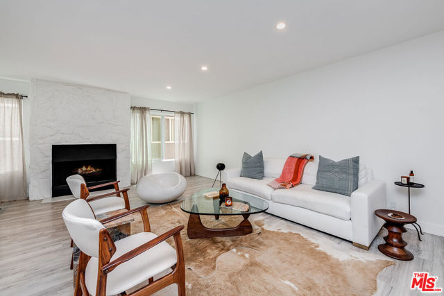 16 Quarterdeck Street, Marina del Rey CA: https://media.crmls.org/mediaz/57fabea7-83d8-44c6-9cf5-e93257c8bfba.jpg