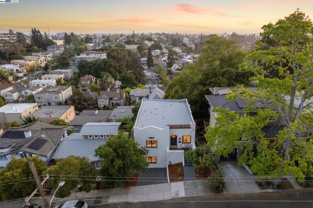 1129 WELLINGTON STREET, Oakland CA: https://media.crmls.org/mediaz/57fb53a7-99ed-4ee9-9e5e-0390e041c99d.jpg