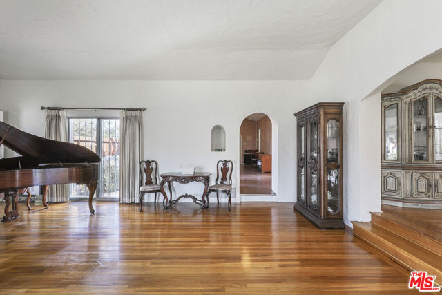 6281 Drexel Avenue, Los Angeles CA: https://media.crmls.org/mediaz/57fb5811-5497-44c2-9a65-ec56e2e43278.jpg