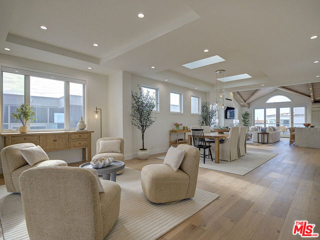 209 19th Street, Manhattan Beach CA: https://media.crmls.org/mediaz/57fb61b0-b7b8-4e1f-a87a-f3f06981d40d.jpg