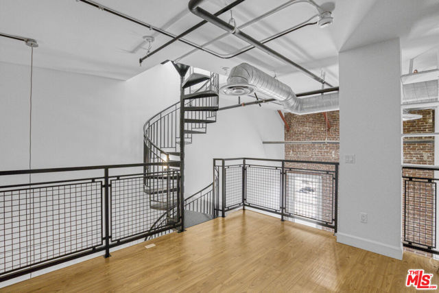 253 S Broadway, Los Angeles CA: https://media.crmls.org/mediaz/57fb6b01-82f4-481e-aa91-292d34a1448a.jpg