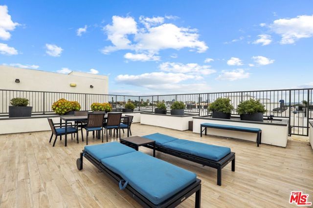 429 N Hayworth Avenue, Los Angeles CA: https://media.crmls.org/mediaz/57fbd257-acca-4984-9c32-04fcb0dc1603.jpg