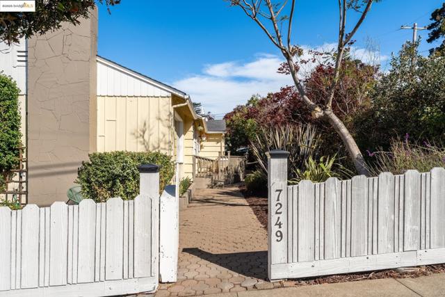 7249 Blake St., El Cerrito CA: https://media.crmls.org/mediaz/57fc5d60-9728-4a96-9379-4f895d384234.jpg