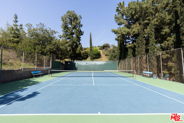 6708 Hillpark Drive, Los Angeles CA: https://media.crmls.org/mediaz/57fd1969-435b-4671-8a46-86779a4171c7.jpg