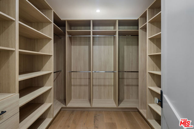 1534 N Beverly Drive, Beverly Hills CA: https://media.crmls.org/mediaz/57fd8a87-d289-4803-8f3e-0e97d851a008.jpg