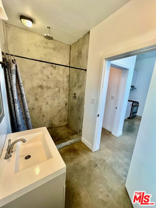 2513 Lincoln Boulevard, Venice CA: https://media.crmls.org/mediaz/57fdd227-856f-420f-86d2-f50b454991c1.jpg