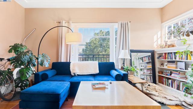 1621 E 38Th St, Oakland CA: https://media.crmls.org/mediaz/57fe7180-88c1-48cf-b59c-da4a8b29220a.jpg