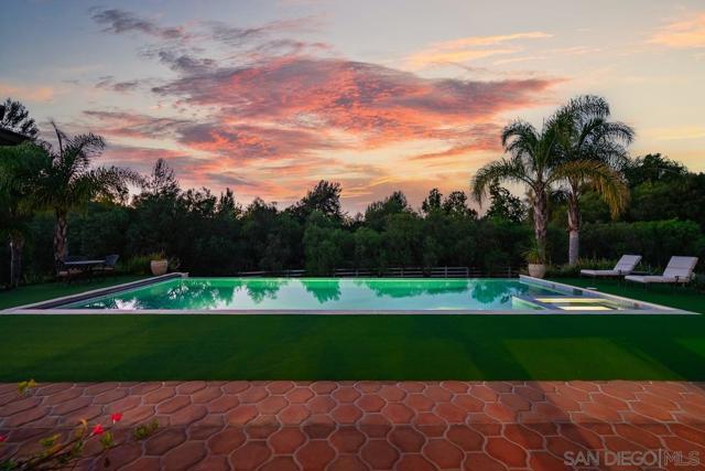 11 Country Glen Rd, Fallbrook CA: https://media.crmls.org/mediaz/57fec03f-8ef9-4a4e-9b32-f90c379b7270.jpg