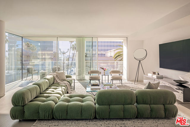 9200 Wilshire Blvd, Beverly Hills CA: https://media.crmls.org/mediaz/57ff829b-8e24-4e75-a57b-b10023d89fb6.jpg