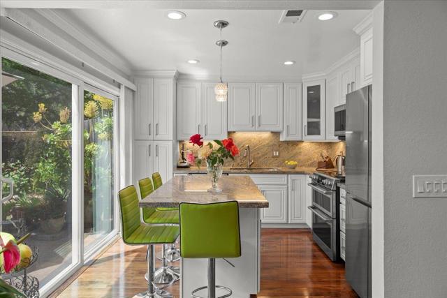 105 Calle Nivel, Los Gatos CA: https://media.crmls.org/mediaz/57ffd807-fcd5-4056-8ec5-3028c008a36d.jpg