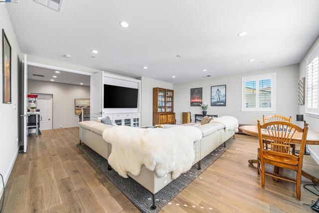 2135 Terra Bella Ct, Livermore CA: https://media.crmls.org/mediaz/580024b5-90ff-4be5-be2b-c4ed799aff8b.jpg
