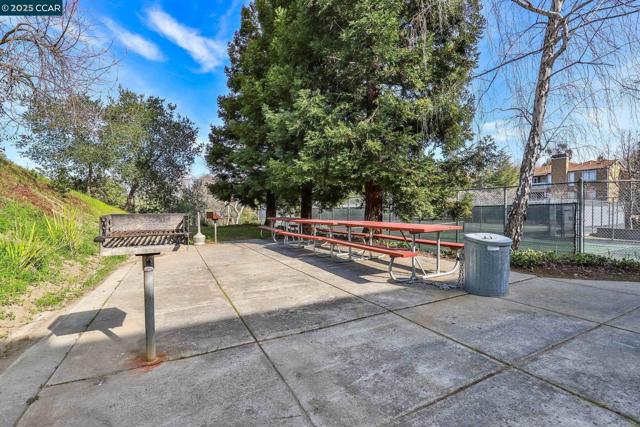 186 Farm Ln, Martinez CA: https://media.crmls.org/mediaz/58010cbb-8d0f-49f6-bd8a-9644a992d2bb.jpg