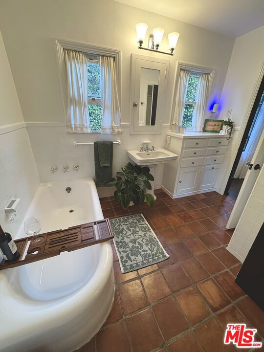 1423 Warnall Avenue, Los Angeles CA: https://media.crmls.org/mediaz/58019385-9f8b-4f6f-9e31-8c10dbb2763b.jpg