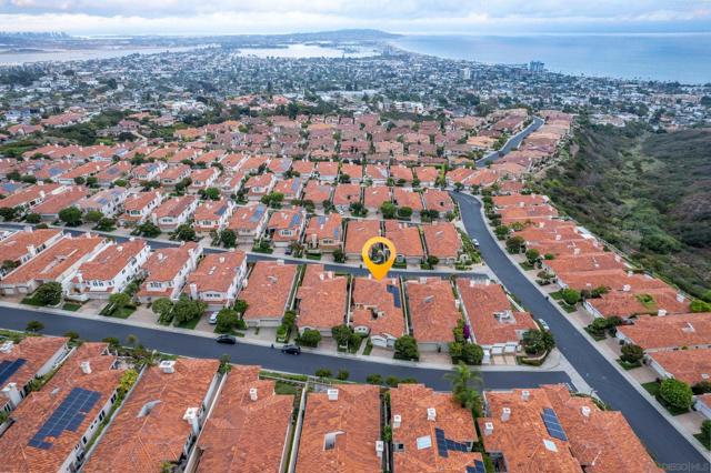 1327 Caminito Batea, La Jolla CA: https://media.crmls.org/mediaz/58020f80-76cf-4d52-98ba-96b2ac95d504.jpg