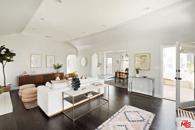 2907 Potomac Avenue, Los Angeles CA: https://media.crmls.org/mediaz/58022513-2f3b-4836-a5b5-2eb8f76fb0da.jpg