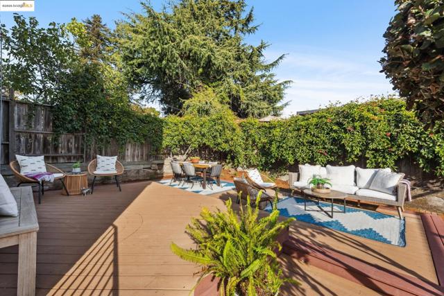 1521 Josephine St, Berkeley CA: https://media.crmls.org/mediaz/5802815d-27b8-4d54-a605-0de8f478b19c.jpg