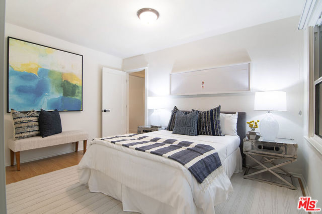 565 N Arden Boulevard, Los Angeles CA: https://media.crmls.org/mediaz/58031b29-52c1-4992-bbf6-6d8204398ef5.jpg