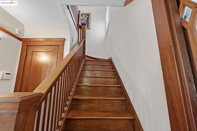 1047 Ranleigh Way, Piedmont CA: https://media.crmls.org/mediaz/5803c1a3-0e17-423a-8850-23d2a74acc27.jpg