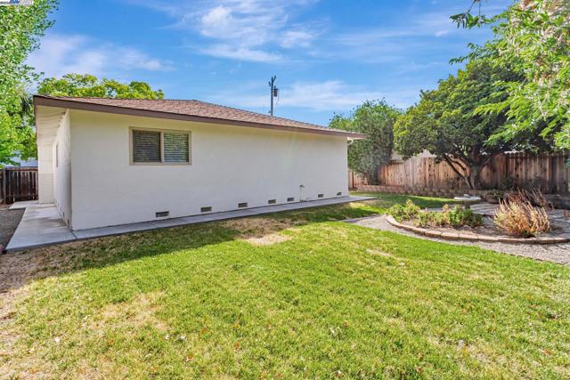6976 Allegheny Dr, Dublin CA: https://media.crmls.org/mediaz/58040f5d-48f8-4b88-ab7e-920569585c9a.jpg