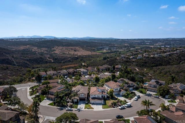 3748 Cavern Pl, Carlsbad CA: https://media.crmls.org/mediaz/58059461-d59b-41e4-a95a-c7de21abcffd.jpg
