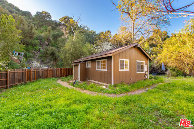 1675 Happy Trail, Topanga CA: https://media.crmls.org/mediaz/58088569-5cbd-4d36-9d49-b27fc7a10eb2.jpg