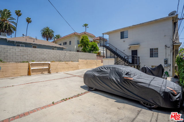 2963 San Marino Street, Los Angeles CA: https://media.crmls.org/mediaz/5808870f-681f-469a-b4c9-a8a376ea1d84.jpg
