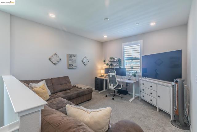 144 Scott Creek Way, Brentwood CA: https://media.crmls.org/mediaz/580b61d9-95b7-4838-94ac-de0b6811de18.jpg