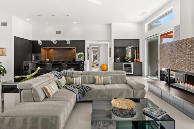 1069 Azure Court, Palm Springs CA: https://media.crmls.org/mediaz/580dad4f-30fa-4d0f-8381-11fd0fd062ca.jpg