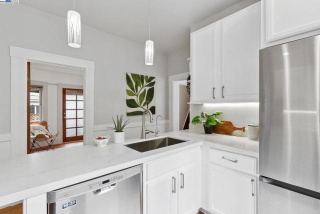 3206 Garfield Ave, Alameda CA: https://media.crmls.org/mediaz/580df4e8-eb9b-4f4b-bbfd-08bfaf7f3e77.jpg