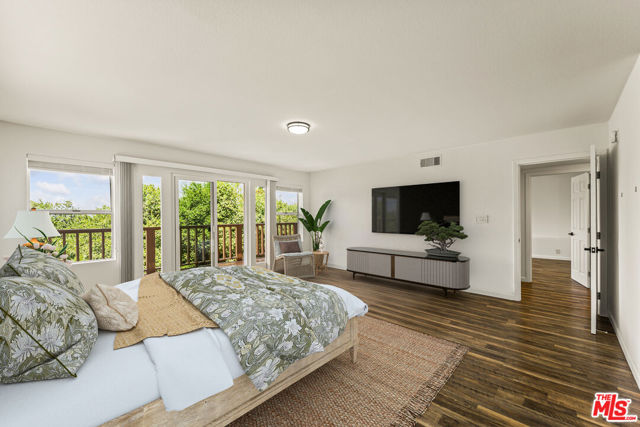 11621 Sunshine Terrace, Studio City CA: https://media.crmls.org/mediaz/580e72ac-a2c5-4d32-aa64-ed49912677c5.jpg