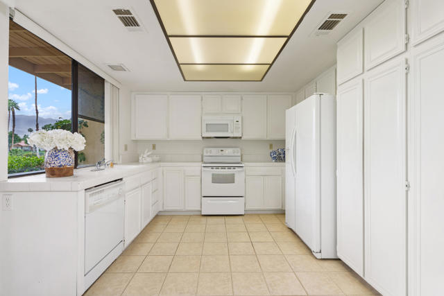 179 Las Lomas, Palm Desert CA: https://media.crmls.org/mediaz/580f6e4f-5f9d-4dea-b8b4-aad1901da007.jpg