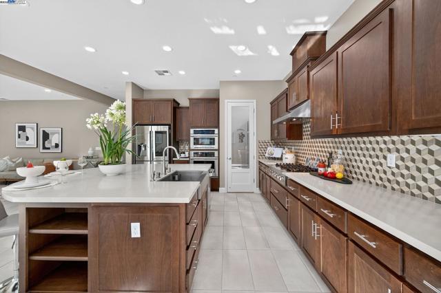 7058 Atlas Peak Dr, Dublin CA: https://media.crmls.org/mediaz/580fe7d6-07ad-477c-918c-6b2c03a96669.jpg