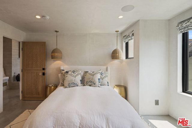 15 Reef Street, Marina del Rey CA: https://media.crmls.org/mediaz/580ff1dc-314f-49a6-ade8-ea919ab9d698.jpg
