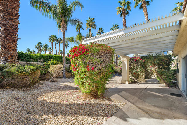 2 Vistara Drive, Rancho Mirage CA: https://media.crmls.org/mediaz/58100858-dca4-4304-8141-8f63dddab4c8.jpg