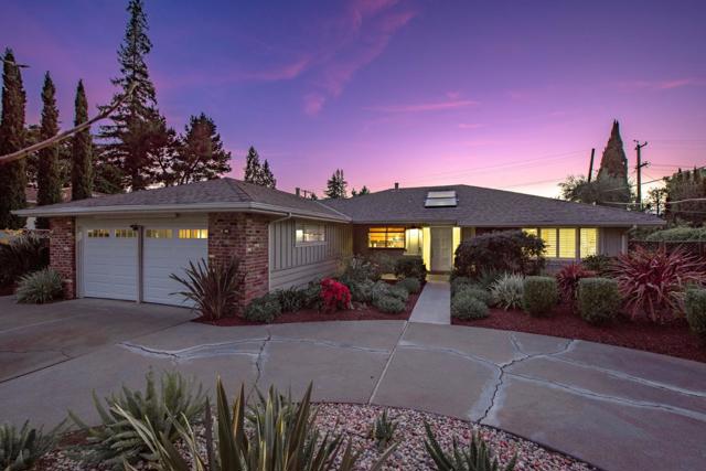 171 E Creek Drive, Menlo Park CA: https://media.crmls.org/mediaz/58101b75-76d7-4fd0-8f2d-d1a06f2a2d73.jpg