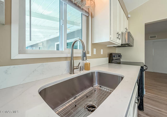 1251 Buckingham Drive, Thousand Oaks CA: https://media.crmls.org/mediaz/5810cd12-3f3d-457c-8123-ef045ba6f704.jpg