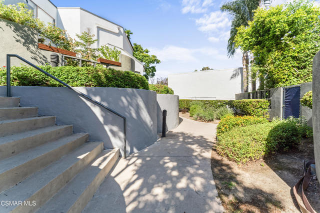 1190 Tivoli Lane, Simi Valley CA: https://media.crmls.org/mediaz/581210fd-a836-4118-8c52-a9ee39c79956.jpg