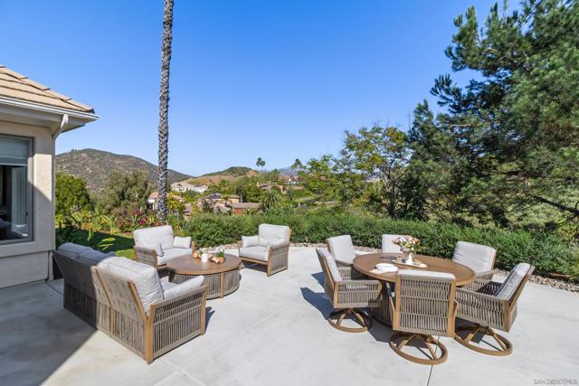 17941 Vista Lomas Dr, Poway CA: https://media.crmls.org/mediaz/581272af-5a44-4eb4-b203-032a6202cf55.jpg
