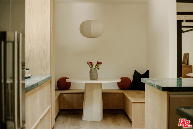 5649 Valley Oak Drive, Los Angeles CA: https://media.crmls.org/mediaz/58128eb7-5642-4bd7-b3cb-71bc5eaa38d6.jpg