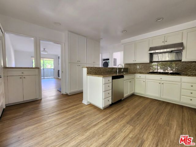 1357 1361 S Beverly Glen Boulevard, Los Angeles CA: https://media.crmls.org/mediaz/5813a599-efe6-4927-902f-fcf26b5ddb33.jpg