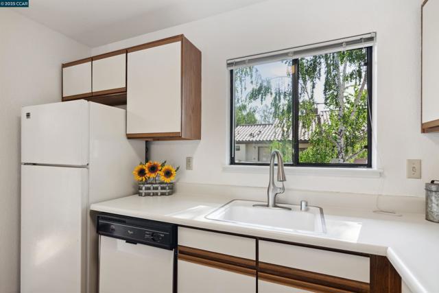 1731 S Villa Way, Walnut Creek CA: https://media.crmls.org/mediaz/5813d8dd-4a86-4394-aa81-349630243885.jpg