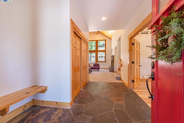 10023 S River Street, Truckee CA: https://media.crmls.org/mediaz/58144ef5-ca30-40b7-a91c-c161abab145b.jpg