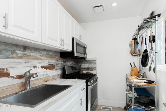 2516 Roosevelt Boulevard, Oxnard CA: https://media.crmls.org/mediaz/581660d6-e95e-425d-8a71-1339acf8d4cc.jpg