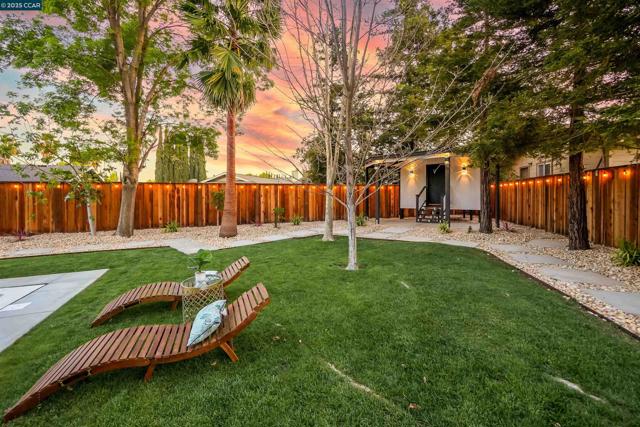 27 Briarwood Ct, Brentwood CA: https://media.crmls.org/mediaz/58169581-d64a-4bf5-99e8-0c6e5b76bc2d.jpg