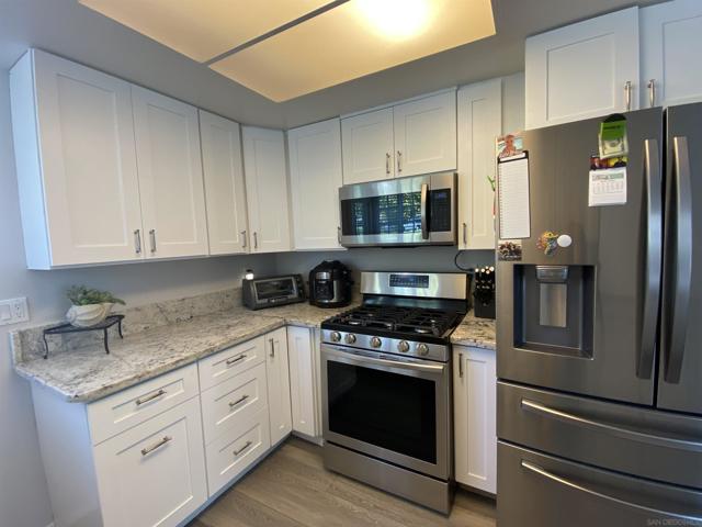 2835 Hillsboro Ct, Carlsbad CA: https://media.crmls.org/mediaz/58175a14-f3bc-4d69-95ab-af50bdc8e925.jpg