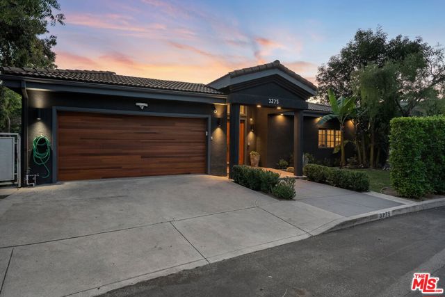 3275 N Knoll Drive, Los Angeles CA: https://media.crmls.org/mediaz/5818ad01-c9c9-4f87-a29c-5ddb7c84f454.jpg