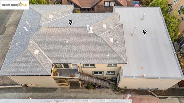 539 Mandana, Oakland CA: https://media.crmls.org/mediaz/58190433-697c-416b-8dc2-7d452da32ecc.jpg