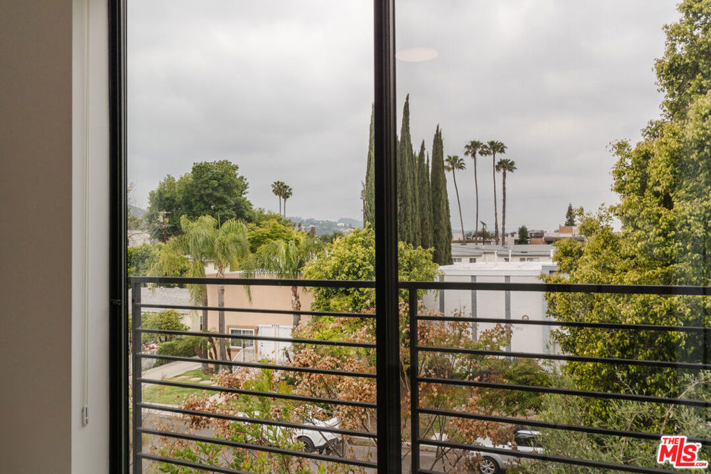 https://media.crmls.org/mediaz/5819178c-677e-44ad-8de6-ecfbdd6d7320.jpg?preset=X-Large