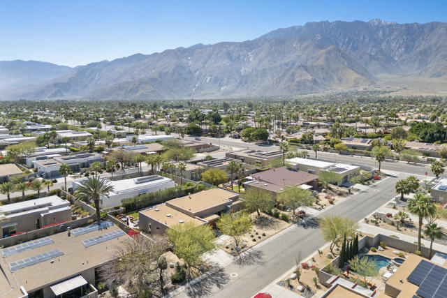 1069 Azure Court, Palm Springs CA: https://media.crmls.org/mediaz/581a22d0-e855-4bb5-893a-a46784336e51.jpg
