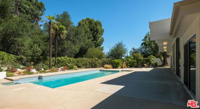4207 Michelangelo Avenue, Woodland Hills CA: https://media.crmls.org/mediaz/581a508d-2338-4d4a-8f87-201f093e7ef3.jpg